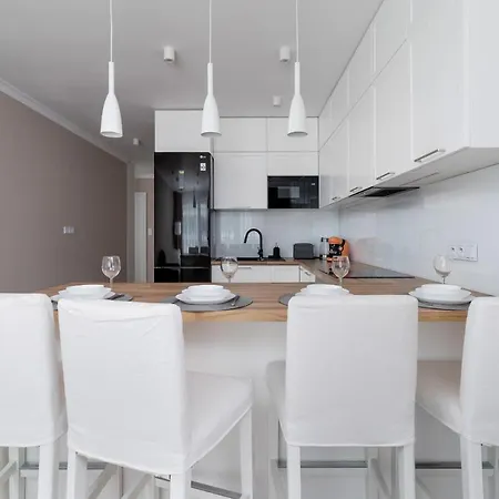 아파트 Modern Suitable For Remote Work With Balcony & Parking By Renters