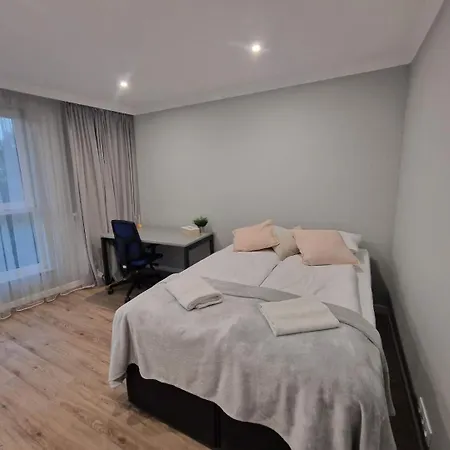 아파트 Modern Suitable For Remote Work With Balcony & Parking By Renters *