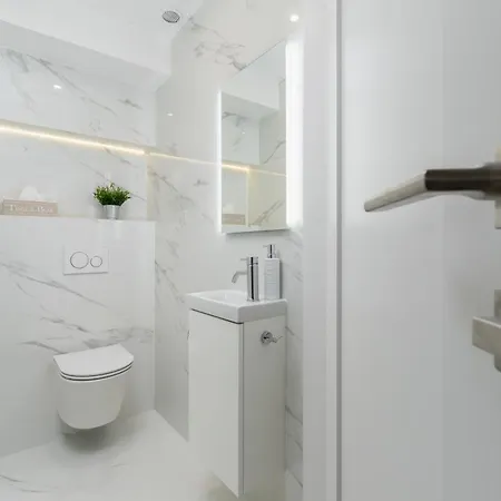 Modern Suitable For Remote Work With Balcony & Parking By Renters 크라쿠프