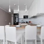דירה Modern Suitable For Remote Work With Balcony & Parking By Renters