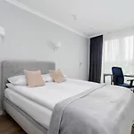 דירה Modern Suitable For Remote Work With Balcony & Parking By Renters *
