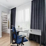 Modern Suitable For Remote Work With Balcony & Parking By Renters קרקוב