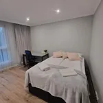 דירה Modern Suitable For Remote Work With Balcony & Parking By Renters *