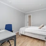 דירה Modern Suitable For Remote Work With Balcony & Parking By Renters *
