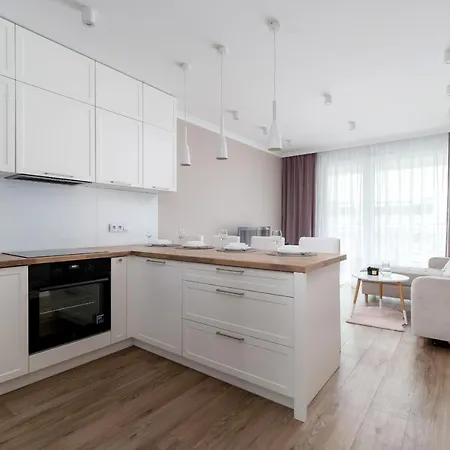 Modern Suitable For Remote Work With Balcony & Parking By Renters Апартаменты Краков