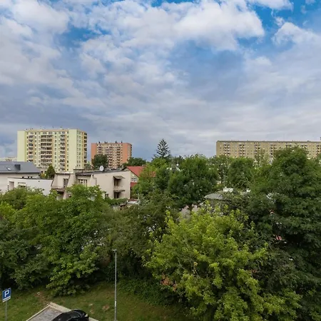 Modern Suitable For Remote Work With Balcony & Parking By Renters דירה קרקוב