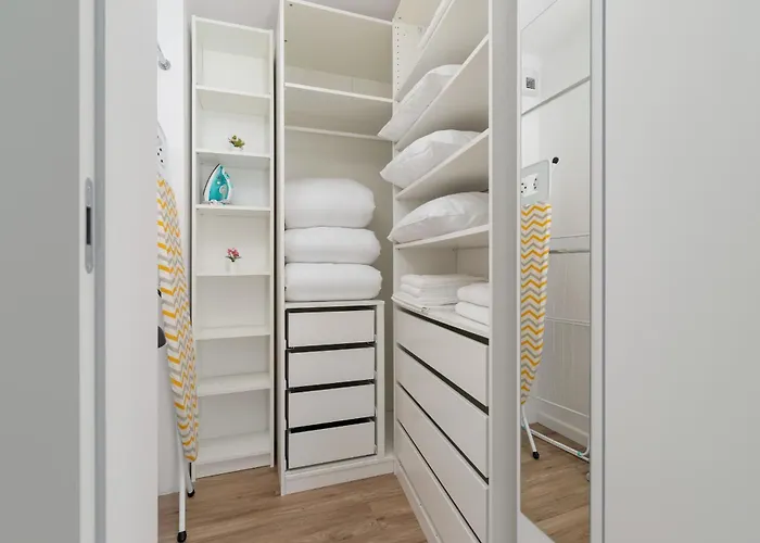 Modern Suitable For Remote Work With Balcony & Parking By Renters * 크라쿠프