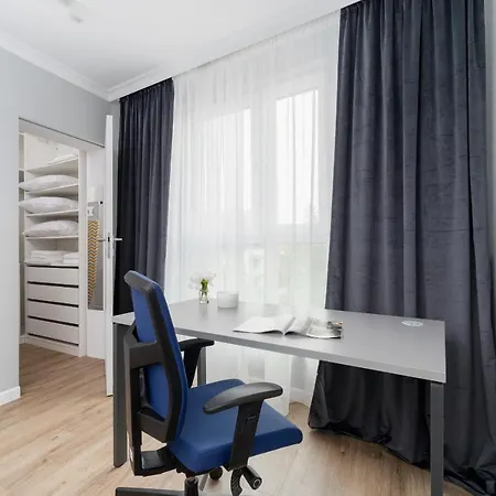 Modern Suitable For Remote Work With Balcony & Parking By Renters Cracovia