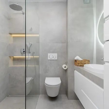 Modern Suitable For Remote Work With Balcony & Parking By Renters Appartamento