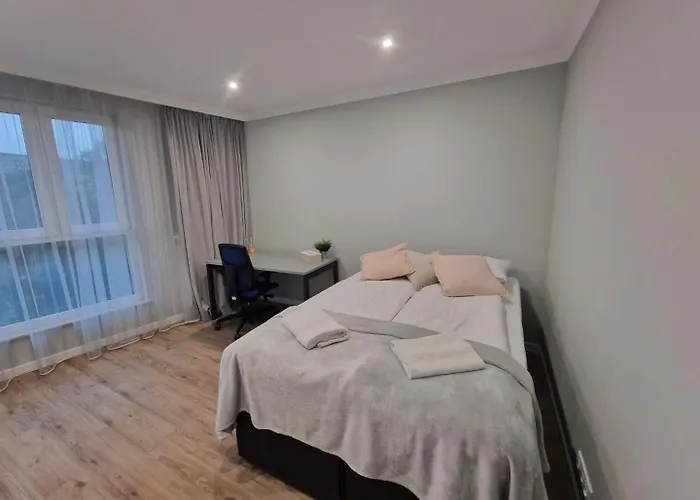 Lägenhet Modern Suitable For Remote Work With Balcony & Parking By Renters *